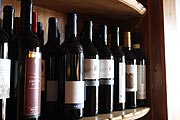 eine Auswahl von Rot und Weißweinen aus Südtirol, Italien und Österreich wird im Regal präsentiert (©Foto: Marikka-Laila Maisel)
